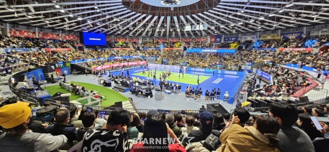 クリスマスの昨年12月25日、水原（スウォン）体育館で開かれた2025-2026ジンエアーVリーグ女子部現代建設と正官庄（チョングァンジャン）競技に満員の観衆が訪れ、バレーボールを楽しんでいる。 /写真=姜永祚（カン·ヨンジョ）先任記者 