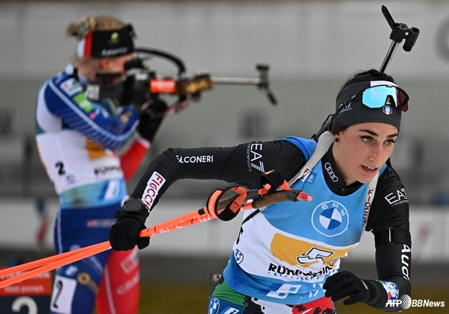 Rebecca Fasler (right). /AFPBBNews=News1