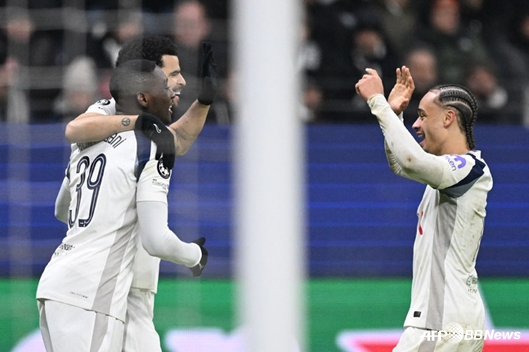 トッテナムの選手たちが2日(韓国時間)、英国ロンドンのトッテナム·ホットスパースタジアムで行われたマンチェスター·シティとの「2025-2026シーズンイングリッシュ·プレミアリーグ(EPL)」ホーム試合でゴールを決めて喜んでいる。 /AFPBBNews=ニュース1