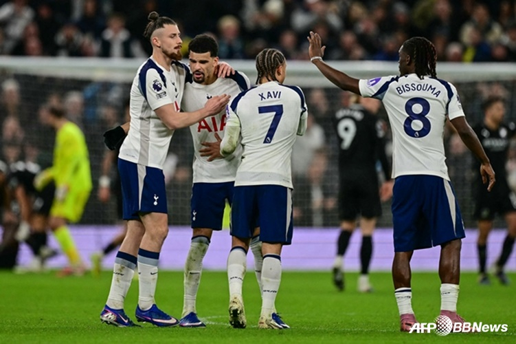 得点後、お互いを励ますトッテナム選手たち。 /AFPBBNews=ニュース1