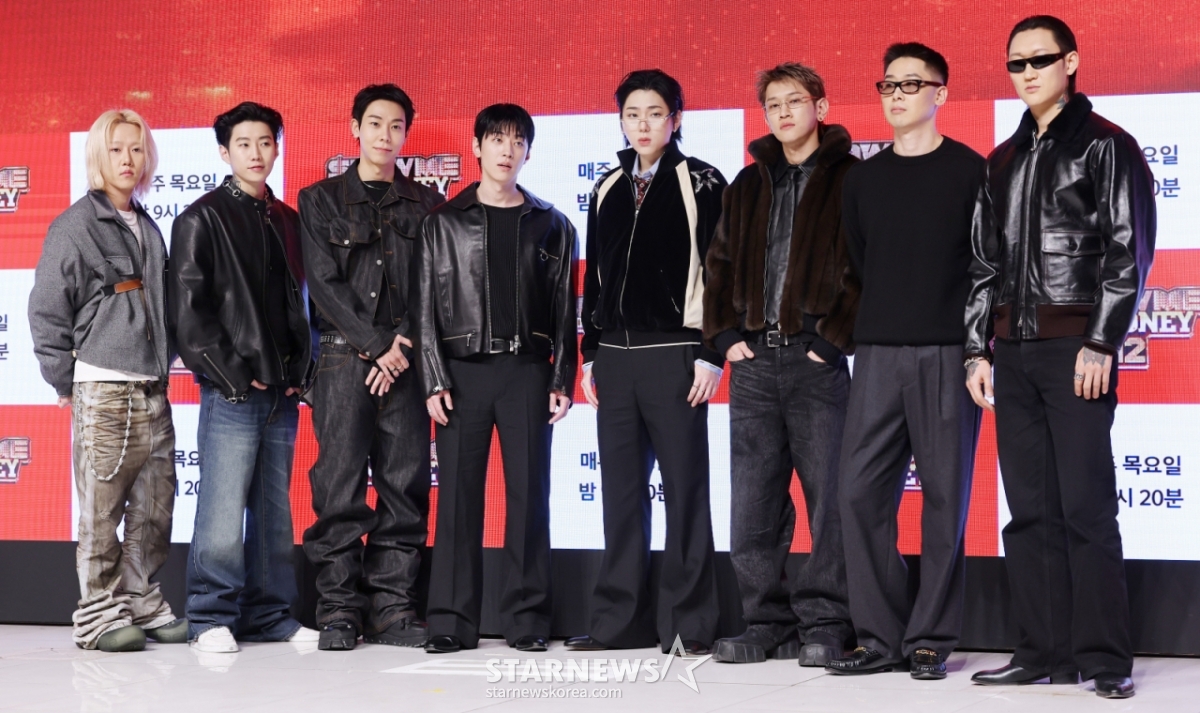 Продюсеры Lil Moshfit, Loko, Grey, Zico, Crush, Hucky Shibaseki и Jaytong позируют на презентации производства шоу Mnet под названием «Show Me the Money 12», которое состоялось 15 января в отеле Eliena в Каннамгу, Сеул. /2026.01.15 /Фото = Ким Хви Сон hwijpg@