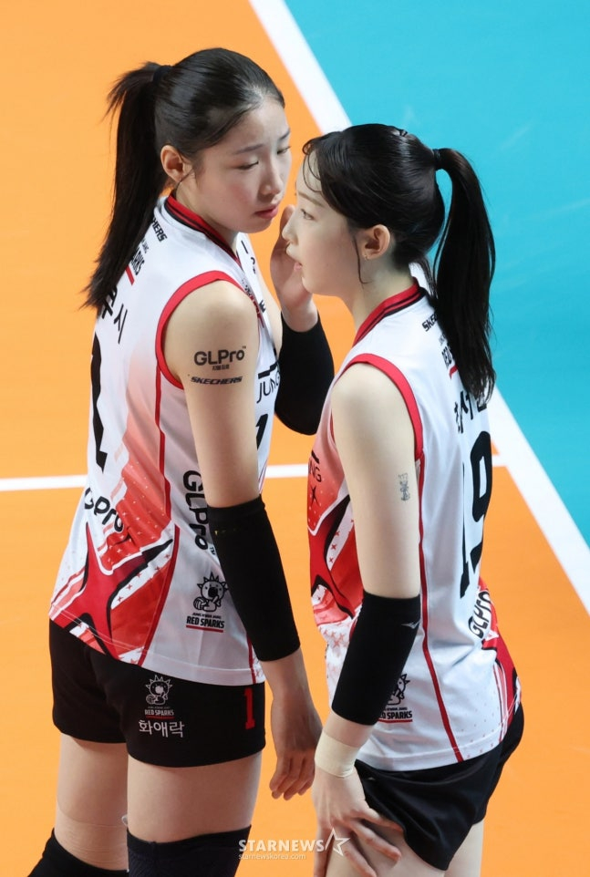 图为2025~2026赛季V联赛人气双丰收的正官庄队的因库什(左)和崔瑞贤。 =照片=金镇京。