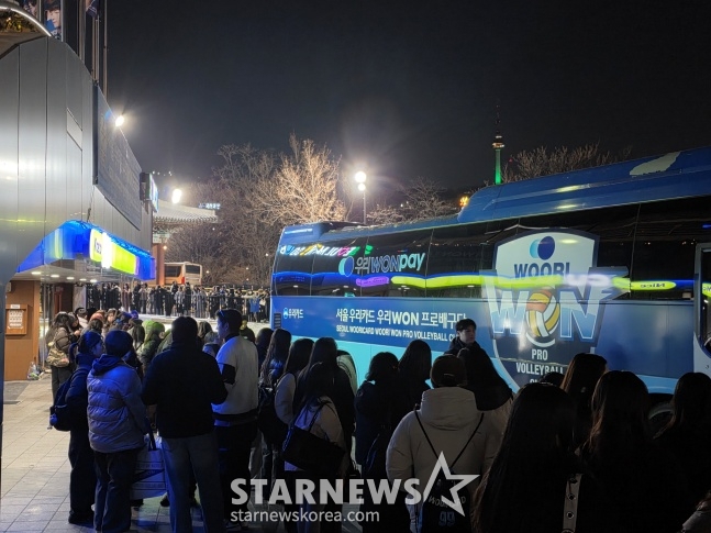 图为，本月2日友利信用卡队与韩国电力队的比赛结束的首尔奖忠体育馆停车场的风景。 目前，球迷最了解球员的场所只有上下班路。 =照片=金东润。