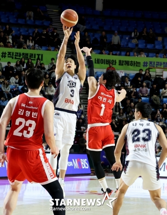 Huh Woong (phải) đang thử thực hiện cú sút 3 điểm trong trận đấu vòng 5 giải bóng rổ chuyên nghiệp của LG Electronics 2024-2025 được tổ chức tại Nhà thi đấu trong nhà học sinh Jamsil vào lúc 7 giờ tối ngày 2. /Ảnh = Phóng viên cao cấp Kang Young Jo