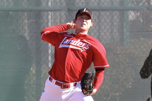 SSG Cho Yo-han is pitching a bullpen at the Florida camp in the U.S. /Photo = Courtesy of SSG Landers