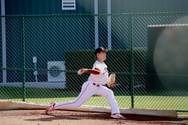 Side pitcher Yoon Tae-hyun is pitching. /Photo = Courtesy of SSG Landers