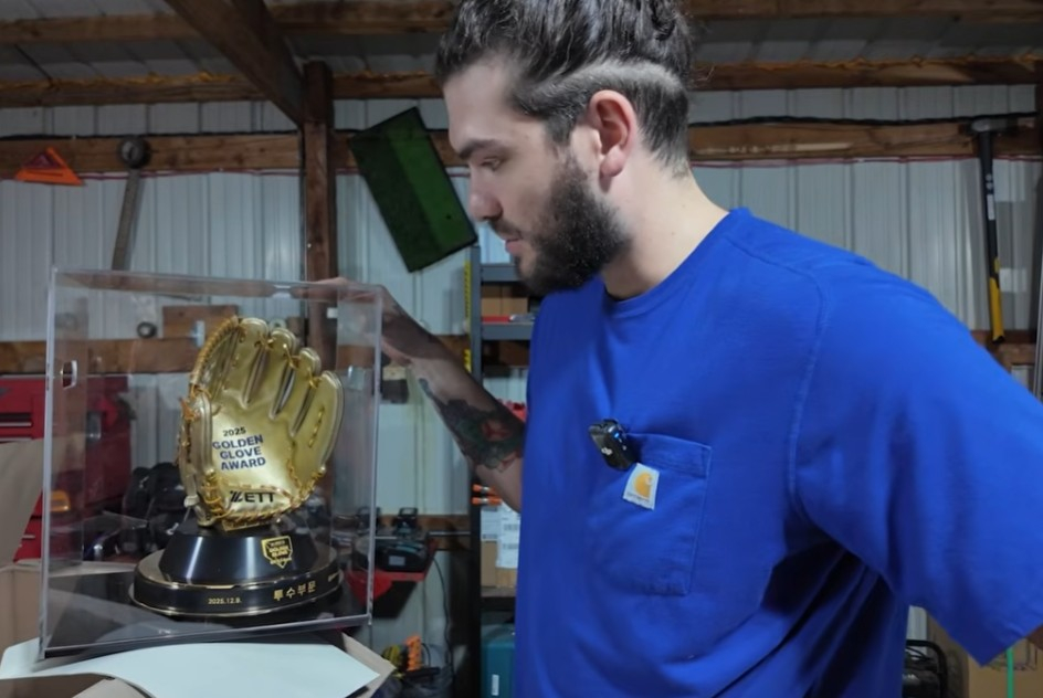 Ponce looking at the Golden Glove for a long time. /Photo = Cordy Ponce YouTube channel