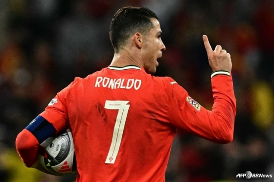 Cristiano Ronaldo đang ăn mừng bằng cách ghi bàn gỡ hòa trong trận chung kết Giải vô địch bóng đá châu Âu (NL) A mùa giải 2024-2025 được tổ chức tại Allianz Arena, Munich, Đức. /AFPBBNews = Tin tức 1
