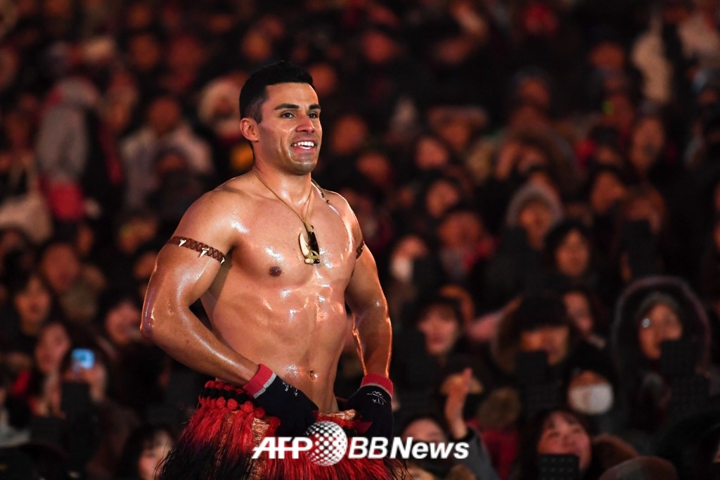  Фита Таупатопуа (справа) 'Мускульный человек Тонга' была знаменосцем на церемонии открытия Олимпийских игр 2018 года в Пхенчхане. /AFPBBNews =Новости 1