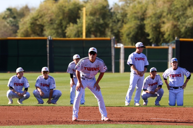 LG Twins' Chun Sung-ho (center) is receiving infield defense training at the 2026 LG Spring Camp in Scottsdale, Arizona, the U.S. in February. /Photo = Courtesy of LG Twins