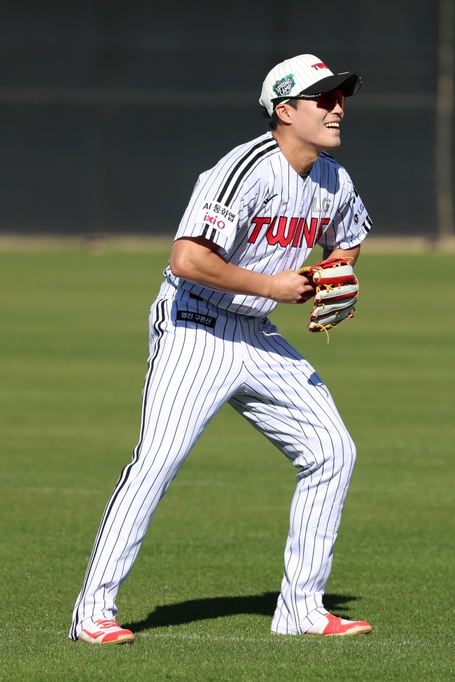 LG Twins' Chun Sung-ho (center) is receiving outfield defense training at the 2026 LG Spring Camp in Scottsdale, Arizona, the U.S. in February. /Photo = Courtesy of LG Twins