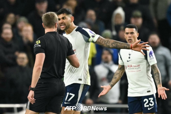 Đội trưởng đội Tottenham Hotspur Christian Romero (giữa) đang phản đối việc rút lui tích lũy cảnh báo trước Liverpool vào ngày 21. /AFPBBNews = Tin tức 1