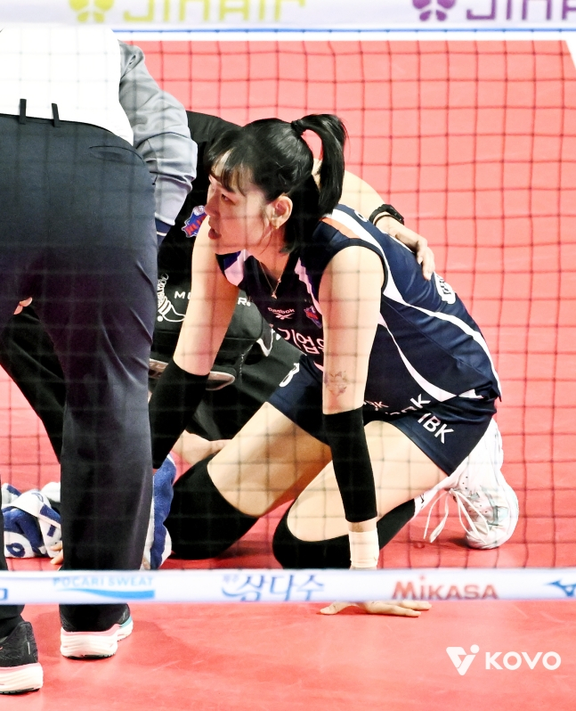 IBK企业银行林明玉（右）在2日与GS加德士队的比赛中，跟腱受伤后坐在地上。 =照片=KOVO提供。