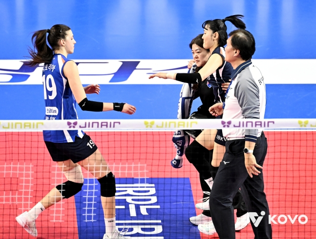 图为受伤的林明玉（左3）正在工作人员的帮助下离开球场。 =照片=KOVO提供。