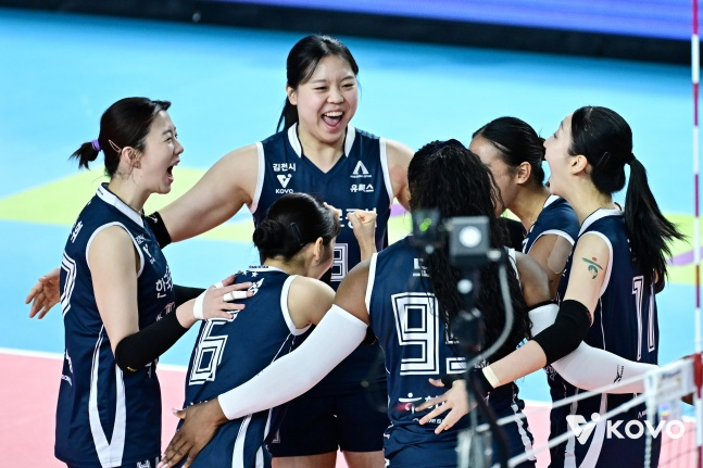 Đoàn vận động viên của Tổng công ty đường bộ Hàn Quốc đang rất vui mừng sau khi ghi bàn trong trận đấu trên sân nhà với đội trưởng Jung ở vòng 5 giải đấu chính thức Jin Air 2026 V League được tổ chức tại Nhà thi đấu trong nhà Gimcheon vào ngày 3. /Ảnh = Liên đoàn bóng chuyền Hàn Quốc cung cấp