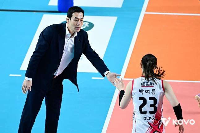Huấn luyện viên Go Hee Jin, người đứng đầu Jeong Kwan Jang, đang khích lệ Park Yeo Reum trong trận đấu với Tập đoàn đường bộ Hàn Quốc ở vòng 5 giải đấu chính thức 2025-2026 V League được tổ chức tại Nhà thi đấu trong nhà Gimcheon vào ngày 3. /Ảnh = Liên đoàn bóng chuyền Hàn Quốc cung cấp