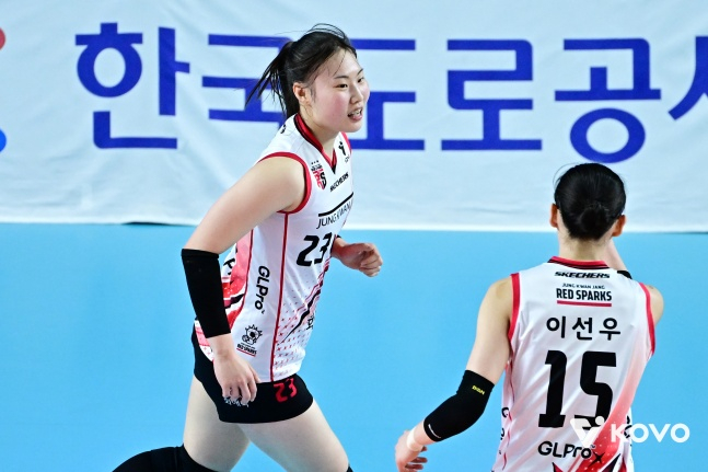Jeong Kwan-jang rookie Park Yeoreum (left) is delighted after scoring in an away game against Korea Expressway Corporation in the fifth round of the Jin Air 2025-2026 V-League regular season at Gimcheon Indoor Gymnasium on the 3rd. /Photo = Courtesy of the Korea Volleyball Federation