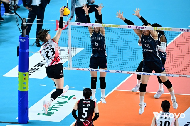 Jeong Kwan-jang rookie Park Yeoreum (far left) hits Kang Spike in an away game against Korea Expressway Corporation in the fifth round of the Jin Air 2025-2026 V-League regular season at Gimcheon Indoor Gymnasium on the 3rd. /Photo = Courtesy of the Korea Volleyball Federation
