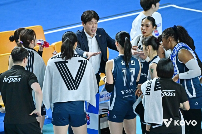 Kim Jong-min, head coach of the Korea Expressway Corporation, is instructing the players in a home game with Jeong Kwan-jang in the fifth round of the Jin Air 2025-2026 V-League regular league at Gimcheon Indoor Gymnasium on the 3rd. /Photo = Courtesy of the Korea Volleyball Federation