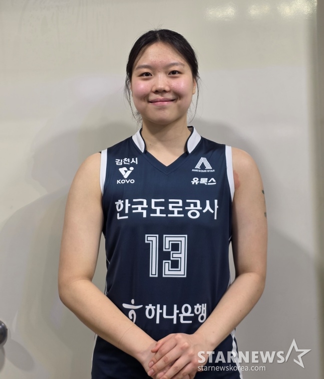 Lee Ji-yoon of the Korea Expressway Corporation was interviewed by Star News after leading Jin Air to victory in the fifth round of the regular league of the 2025-2026 V-League at Gimcheon Indoor Gymnasium on the 3rd. /Photo = Reporter Kim Dong-yoon