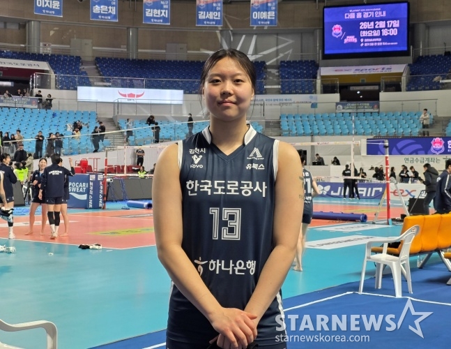 Lee Ji-yoon of the Korea Expressway Corporation was interviewed by Star News after leading Jin Air to victory in the fifth round of the regular league of the 2025-2026 V-League at Gimcheon Indoor Gymnasium on the 3rd. /Photo = Reporter Kim Dong-yoon