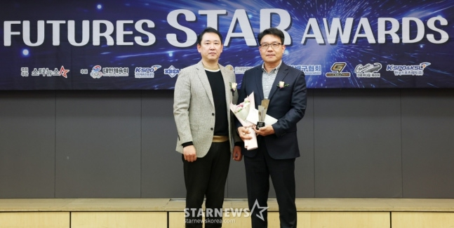 Lee Ji-yoon (Jungang Girls' High School 3, Korea Expressway Corporation), the winner of the star prize in volleyball, is taking a commemorative photo with Choi Tae-woong, the youth director of the Korea Volleyball Association, after winning the "2025 Futures Star Awards" at the press center in Jung-gu, Seoul on the 24th. /Photo = Reporter Kim Hwi-sun