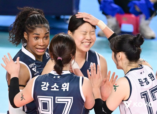 Korea Expressway Corporation players celebrate Lee Ji-yoon (center). /Photo = Courtesy of the Korea Volleyball Federation