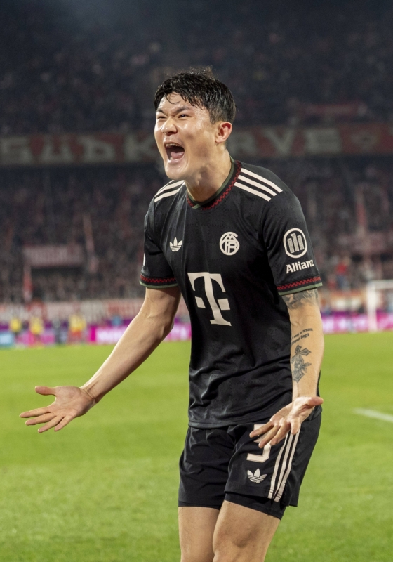 Kim Min-jae roars after scoring the winning goal in an away game in the 17th round of the German Bundesliga in the 2025-2026 season at 4:30 a.m. on the 15th (Korea Standard Time) at Line Energie Stadion in Cologne, Germany.  /Photo = Bayern Munich Official Social Network Service (SNS)