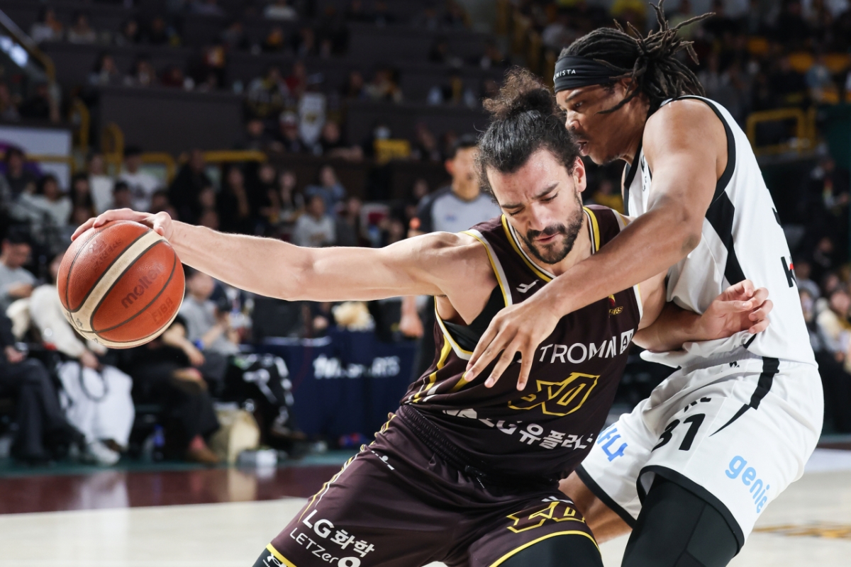 Yasem Maray (trái) post-up trước Ijaah Hicks. /Ảnh = Cung cấp KBL