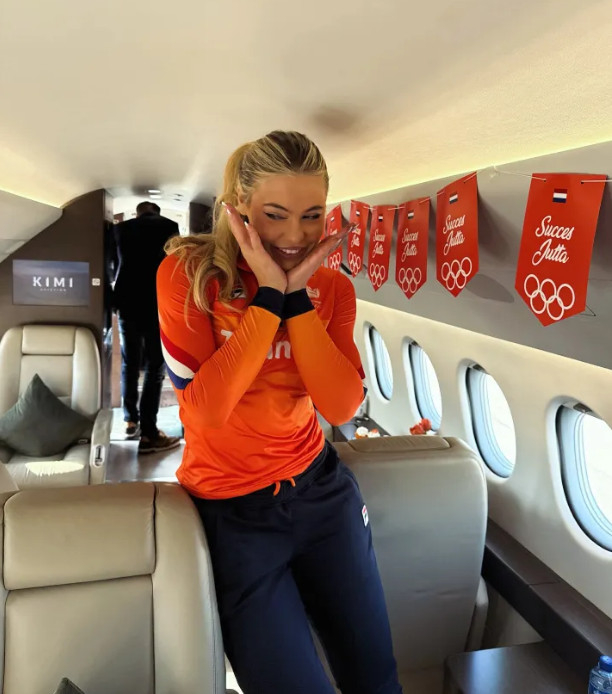 在专机上摆姿势的犹他州莱尔丹。 =照片=《太阳报》结束。