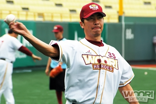 Takatsu's pitching during his active days as a member of the Korean Heroes (currently Kiwoom Heroes) in 2008. /Photo = Courtesy of Heroes