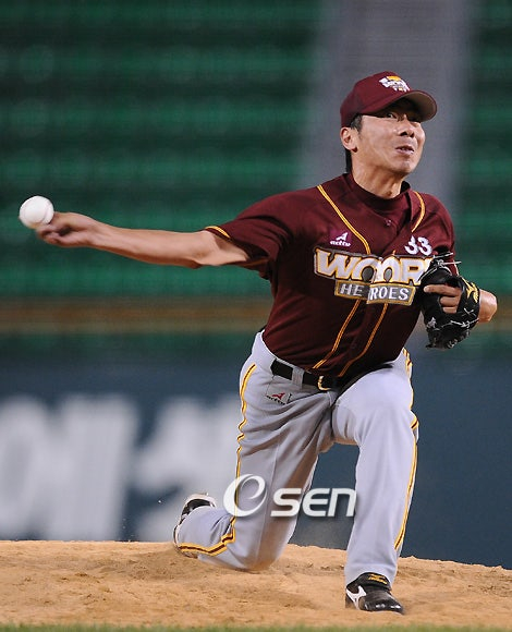 Takatsu's pitching during his active days as a member of the Korean Heroes (currently Kiwoom Heroes) in 2008. 