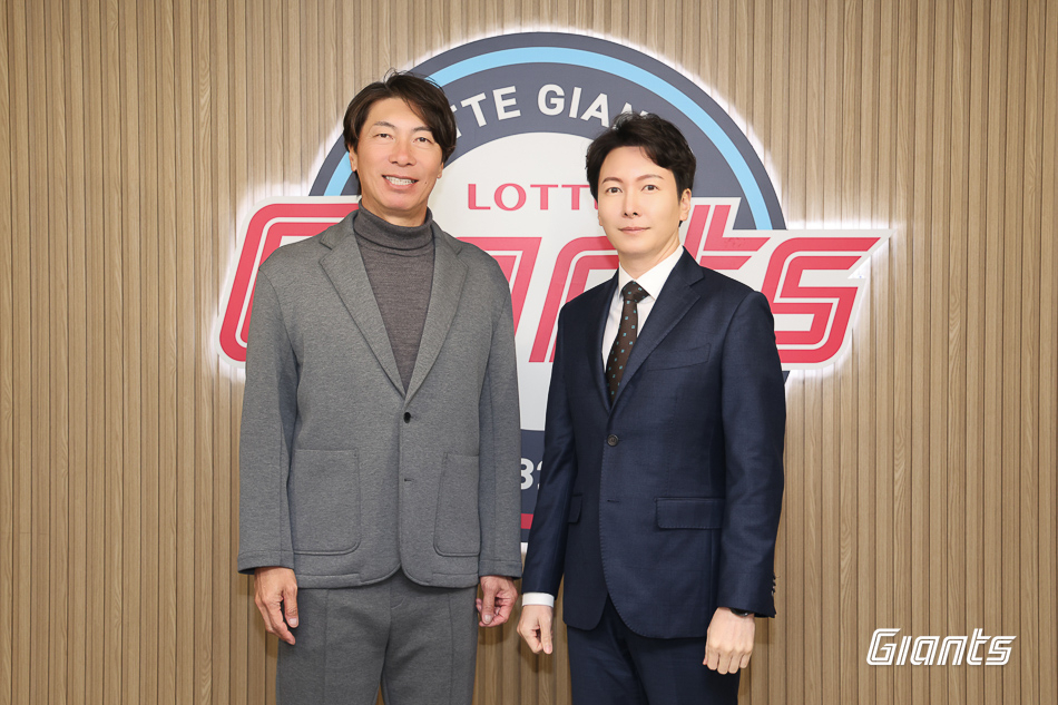Park Joon-hyuk (left) and Takatsu, general manager of Lotte Giants./Photo by Lotte Giants