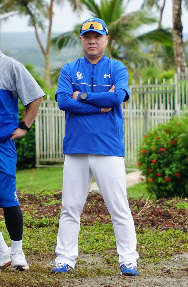 Coach Park Jin-man is watching the players' training. /Photo = Samsung Lions