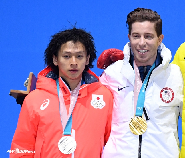 Hirano (left) on the podium with Sean White (right) of the United States at the 2018 PyeongChang Winter Olympics. /AFPBBNews=News1