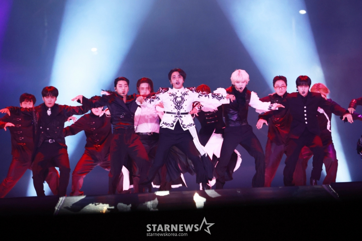 Group ATEEZ Hong Joong, Seong Hwa, Yun Ho, Yeo Sang San, Min Gi, Woo Young and Jong Ho are giving a great performance at the "10th Anniversary Asian Artist Awards 2025" hosted by Star News at Kaohsiung National Stadium on the 6th.   /2025.12.06 / Photo = B. coli tjdrbs23@