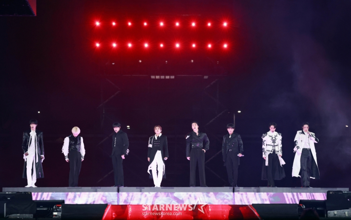 Group ATEEZ Hong Joong, Seong Hwa, Yun Ho, Yeo Sang San, Min Gi, Woo Young and Jong Ho are giving a great performance at the "10th Anniversary Asian Artist Awards 2025" hosted by Star News at Kaohsiung National Stadium on the 6th./2025.12.06 / Photo = B. coli tjdrbs23@