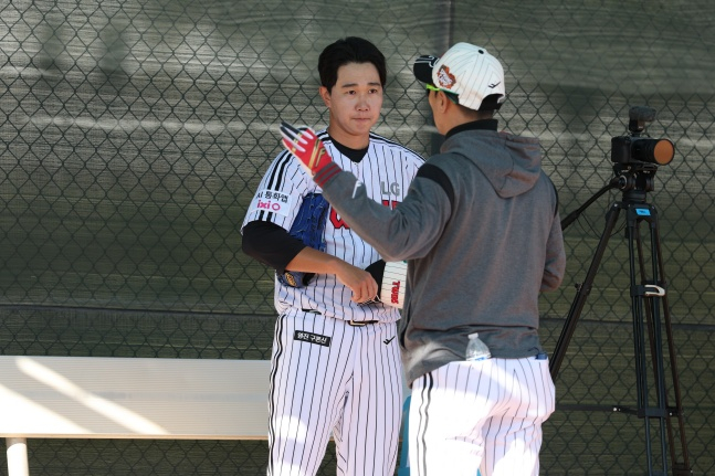 ユ·ヨンチャン（左）。 /写真=LGツインズ提供