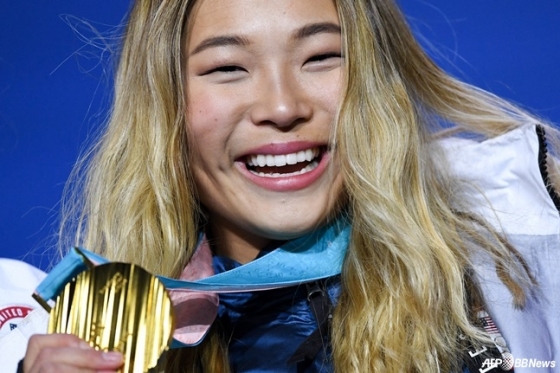 Chloe Kim is smiling with the Pyeongchang Olympic gold medal around her neck. /AFPBBNews=News1