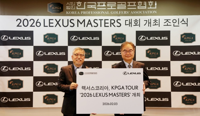 The signing ceremony for the Lexus Masters tournament. From left, KPGA Chairman Kim Won-seop and Lexus Korea President Manabu Konyama. /Photo = Courtesy of KPGA