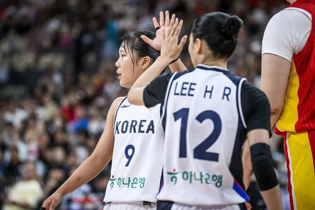 Park Ji-hyun (left) and Lee Hae-ran. /Photo = Korea Basketball Association