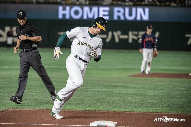 Alex Hall đang chạy quanh sân sau khi đánh một cú homerun trong trận đấu với WBC Nhật Bản năm 2023. /AFPBBNews = Tin tức 1