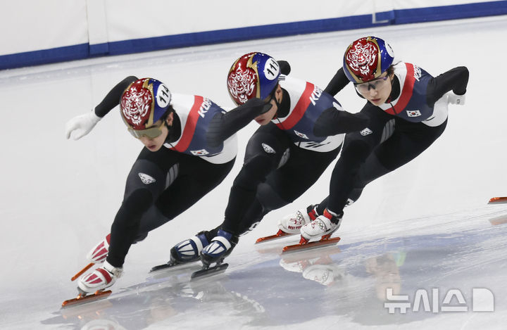 The women's short track team is training in Italy. /Photo = Newsis