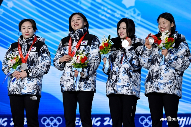 The national team won the silver medal in the women's relay at the 2022 Beijing Winter Olympics. From left, Choi Min-jeong, Kim A-lang, Lee Yoo-bin, and Seo Hwi-min. /AFPBBNews=News1
