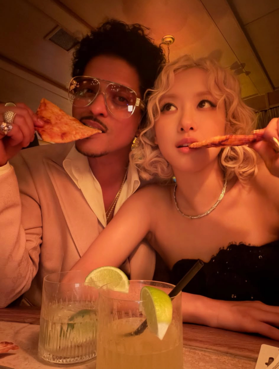 =Bruno Mars、ROSÉ/照片=ROSÉSNS。