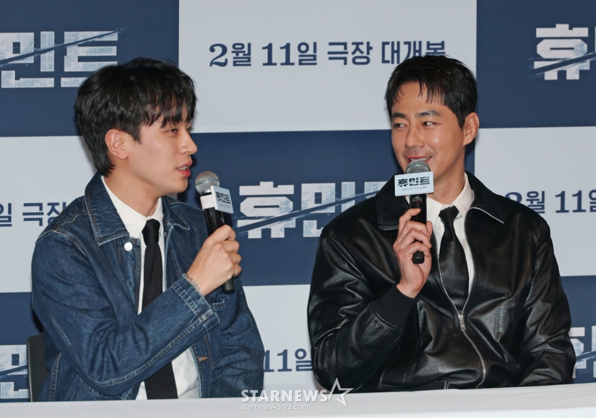 Actors Park Jung-min and Cho In-sung are answering questions at the press distribution preview and press conference of the movie "Humint" (director Ryu Seung-wan) at CGV Yongsan I'Park Mall in Seoul on the afternoon of the 4th. /2026.02.04 / Photo = Lee Dong-hoon photoguy@