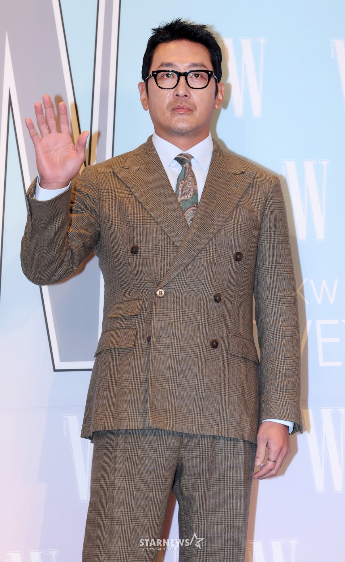 15日,演员河正宇出席在首尔钟路区四季酒店举行的第20届乳腺癌认识提高活动慈善活动"LOVE YOUR W"的照片墙,并摆出造型,供记者们拍照。 /2025.10.15/照片=金辉善hwijpg@