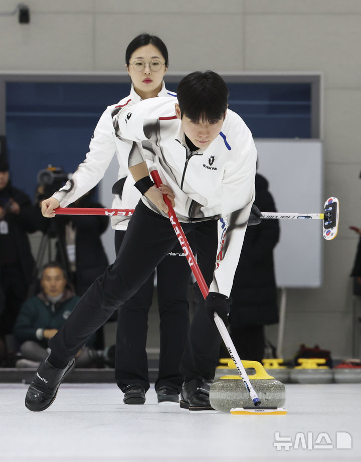  カーリングミックスダブル代表チームのキム·ソニョンとチョン·ヨンソクが1月7日、忠清北道鎮川の国家代表選手村で開かれたミラノ·コルティナ冬季五輪D-30メディアデーで練習している。 /写真=ニューシス