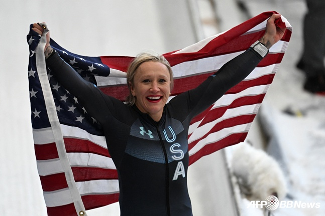 在2022北京奥运会上摘得金牌的美国有舵雪橇运动员凯莉·汉弗莱斯。 =法新社BBNews=新闻1。