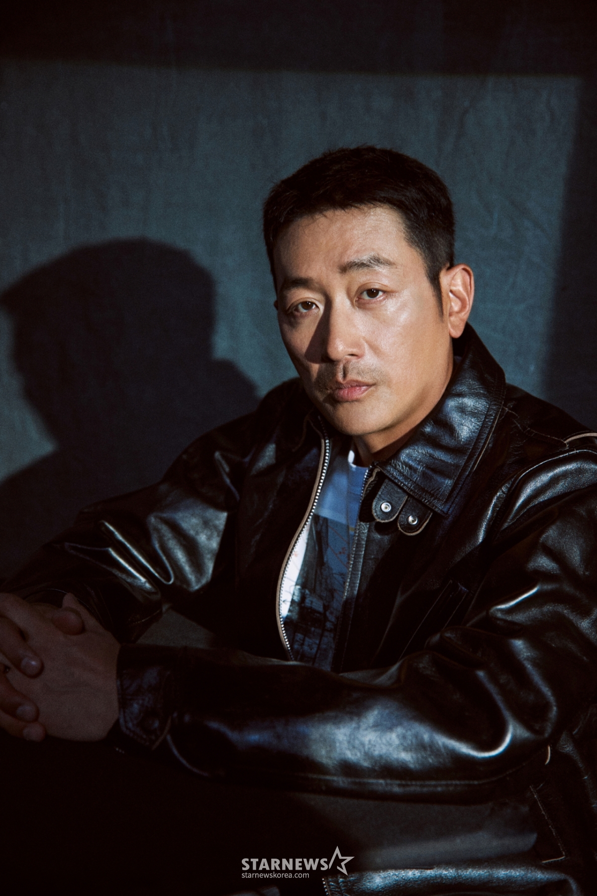 电影《大厅》的演员兼导演河正宇为2日进行的采访摆出造型,供记者们拍照。 照片=showbox2025.04.02/照片=金辉善hwijpg@